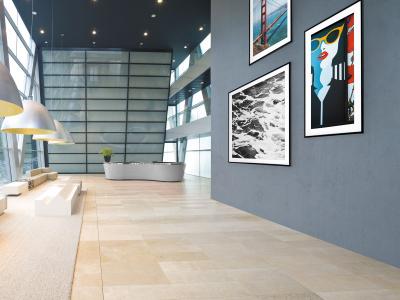 Beschichtete und selbstklebende Fotopapiere - moderne Eingangshalle mit Kunstdrucken auf einer grauen Wand