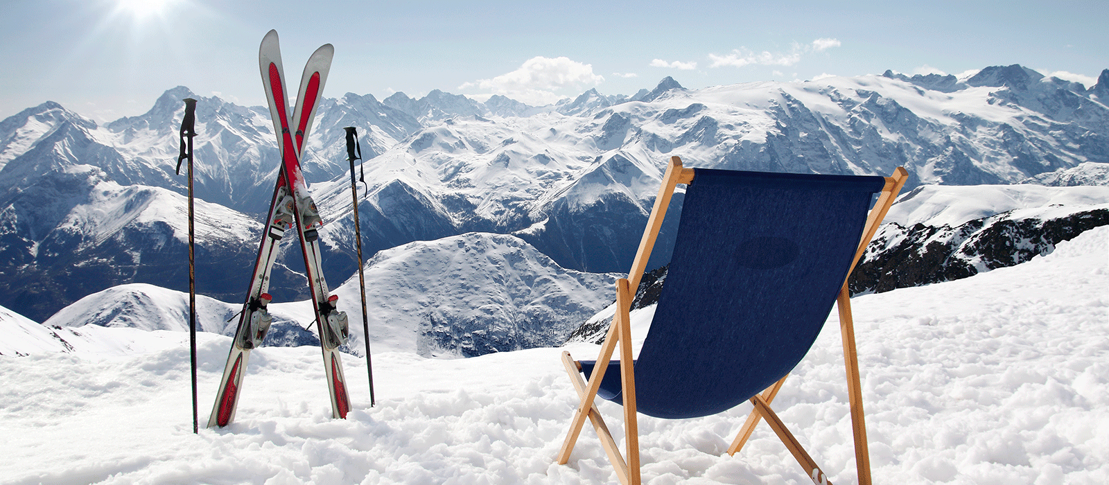 Selbstklebefolien mit Luftkanalkleber - blauer Liegestuhl mit Skiern vor schneebedeckten, sonnigen Bergen