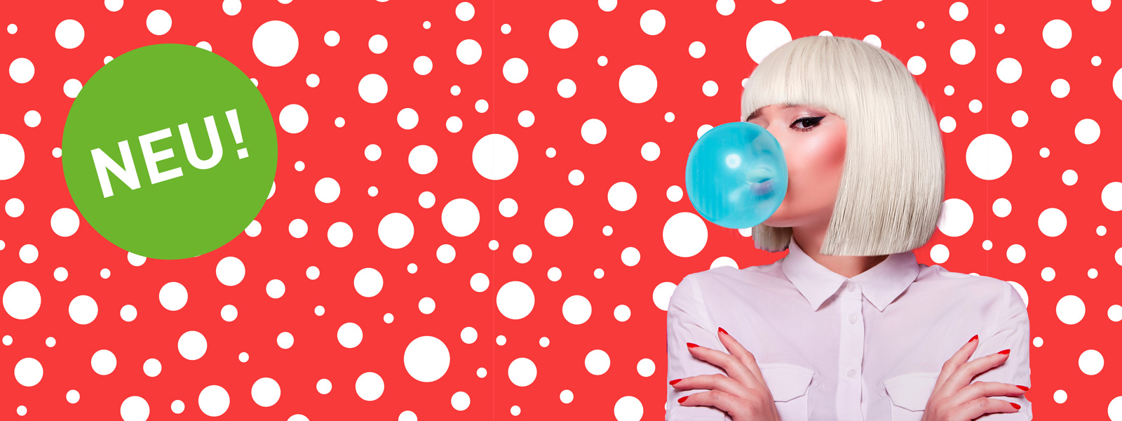blasenfreie verklebung - frau mit blonden Haaren und blauer Kaugummiblase auf rosa gestreiftem Hintergrund