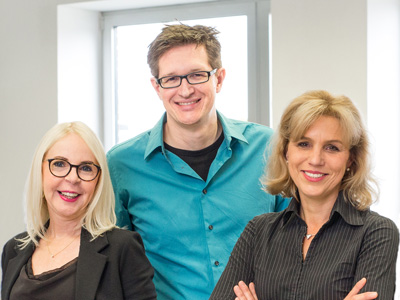 PVC-frei Polypropylenfolien - Gruppenbild Customer Service Team mit fünf Personen in Jeans und Hemd vor hellem Hintergrund mit zwei Fenstern title=