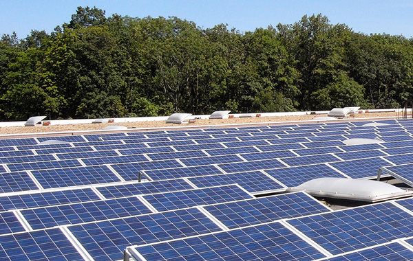 Nachhaltige Druckmedien Energie und Umwelt - blaue Photovoltaikanlage auf Gebaeudedach 
