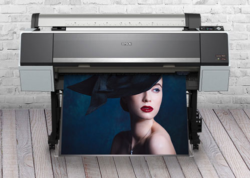 Medien für Epson Drucker. Epson Surecolor SC P8000 Drucker im Betrieb