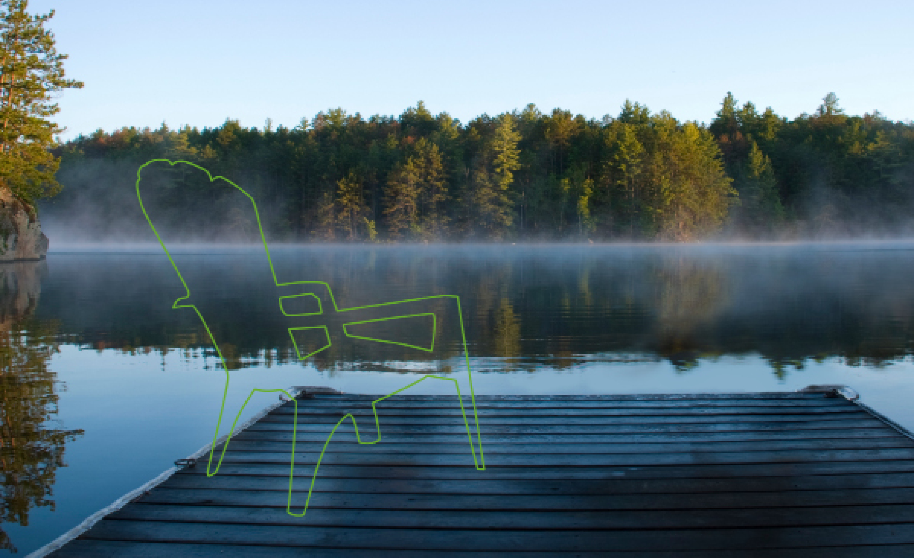 GreenGrafX recycelbares Fotopapier - ein Steg an einem Waldsee auf dem ein Plastiksessel mit einer grünen Linie angedeutet wird, der raus retouchiert wurde