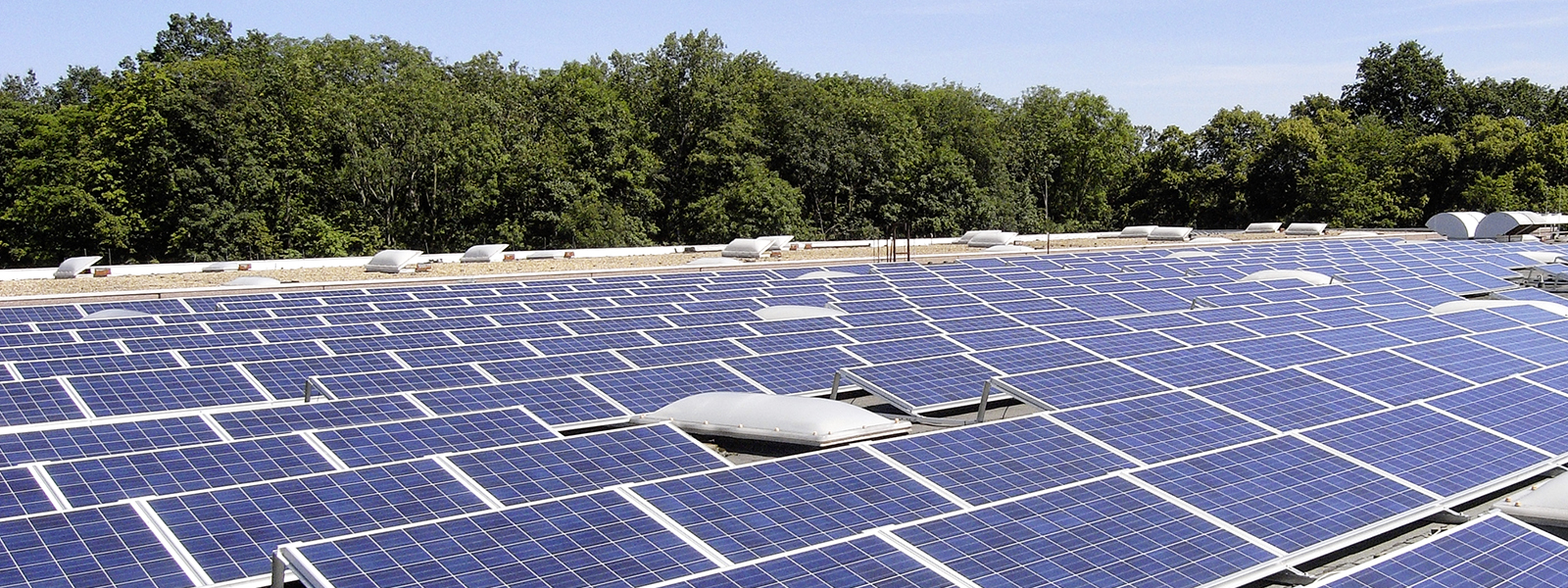 Umweltfreundliche Druckmedien - Photovoltaikanlage auf Gebäudedach 